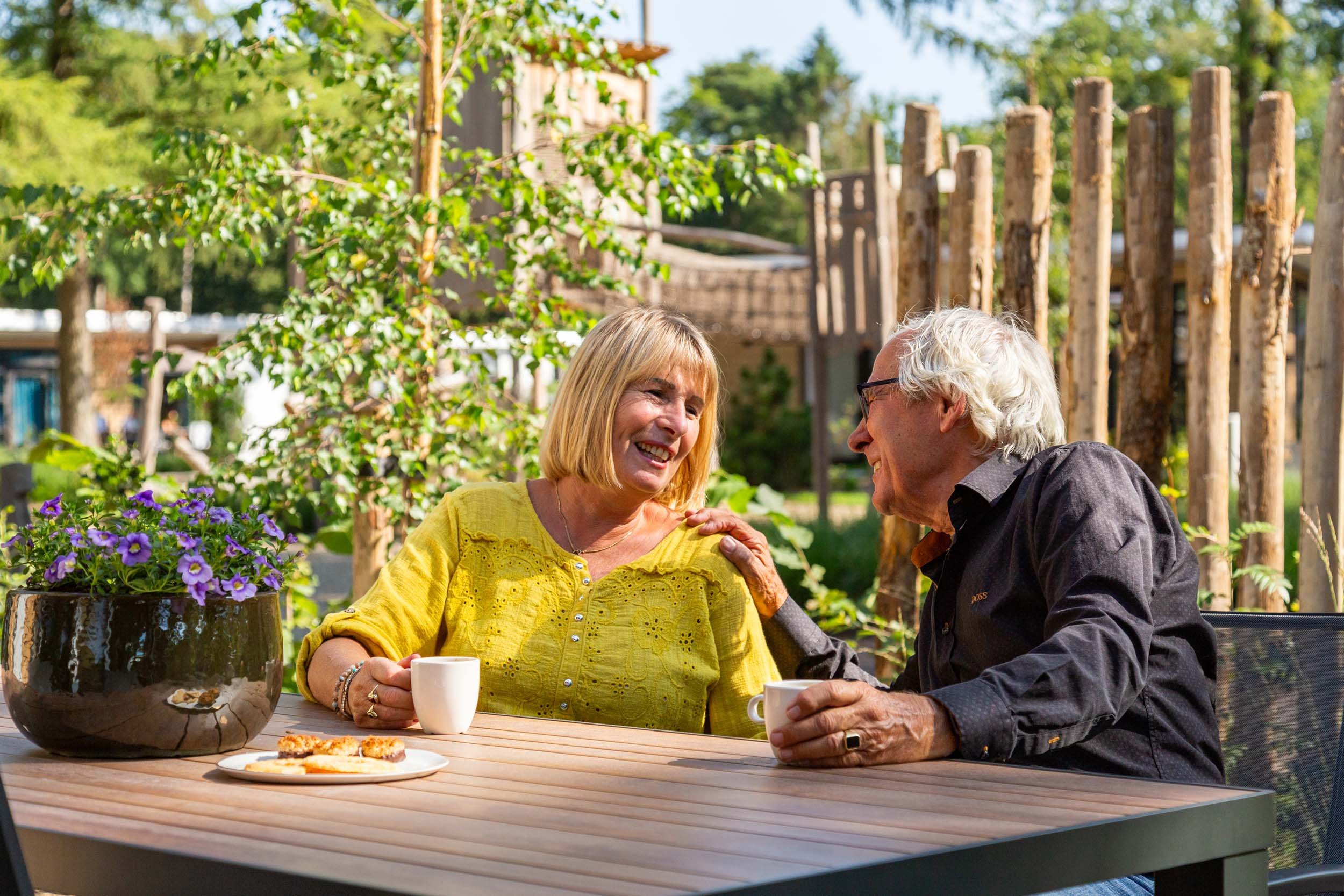 Bospark Ede - Holiday guests on terrace at vacation home - Drinking coffee - 10