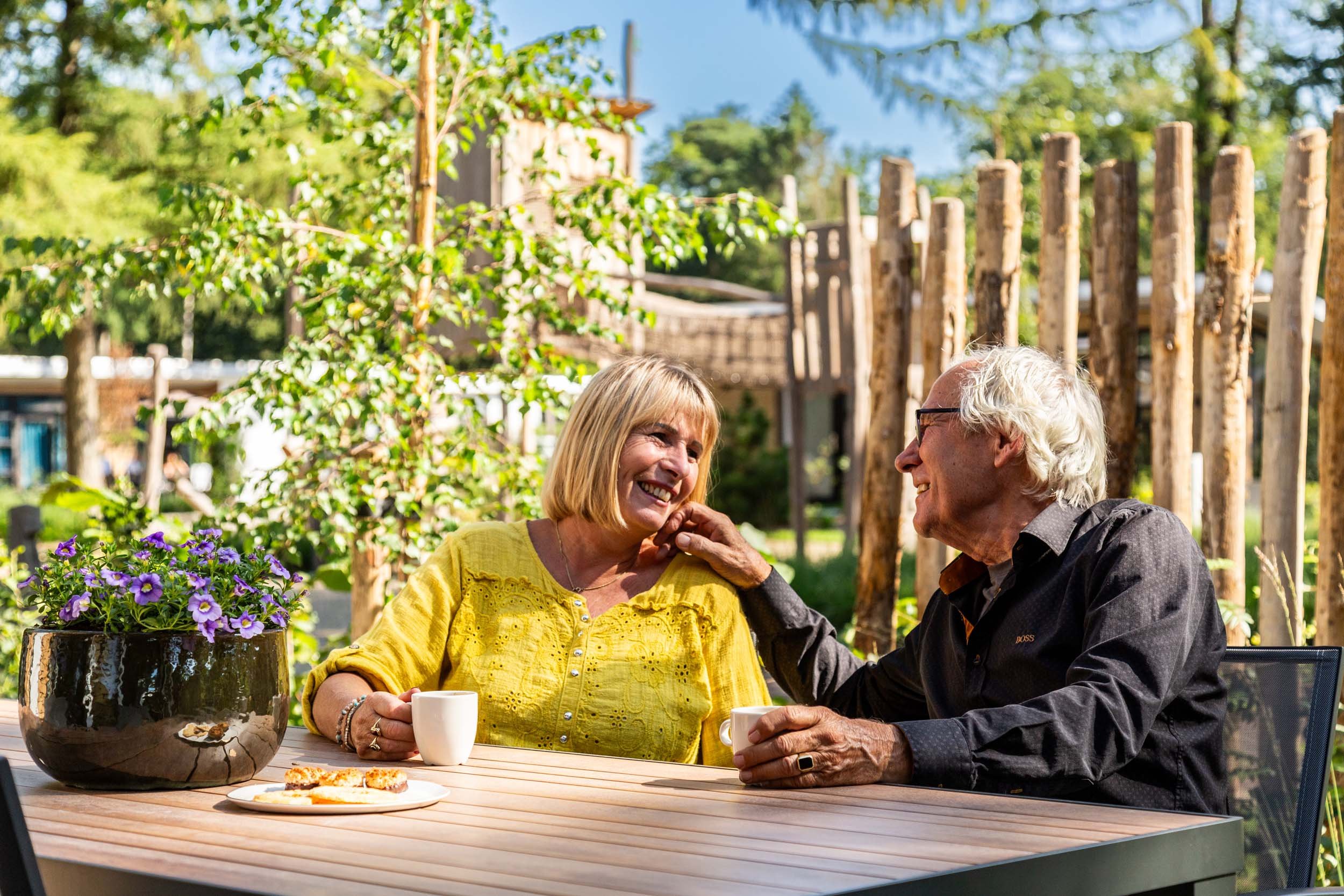 Bospark Ede - Holiday guests on terrace at vacation home - Drinking coffee - 9